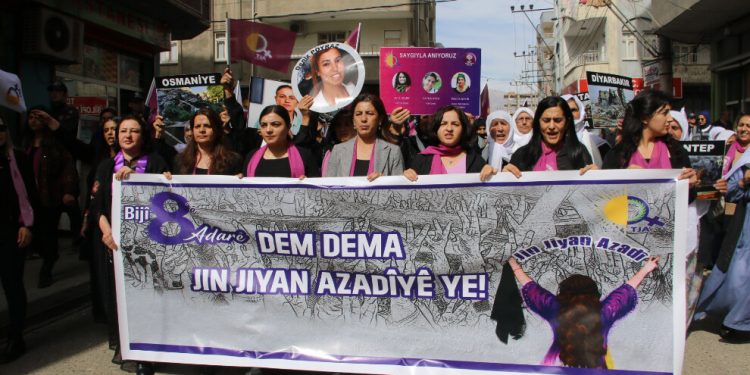 Silopiya ilçesinde 8 Mart yürüyüşü düzenleyen kadınlar: Mücadelemizin karşısında kimse duramaz