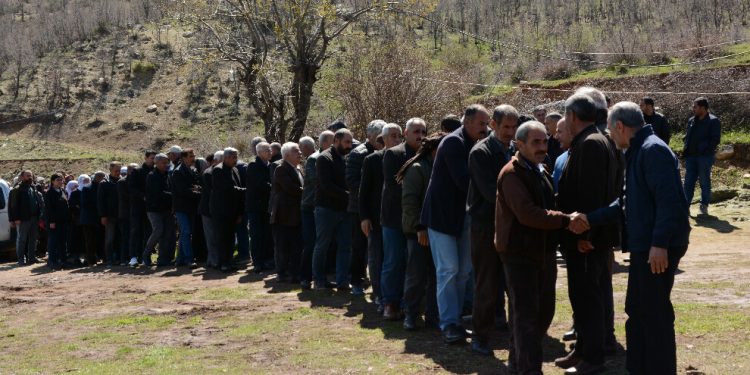 Halk şehitlerine sahip çıkıyor: Şehit Cemal Andok için kurulan taziyeye kitlesel ziyaret