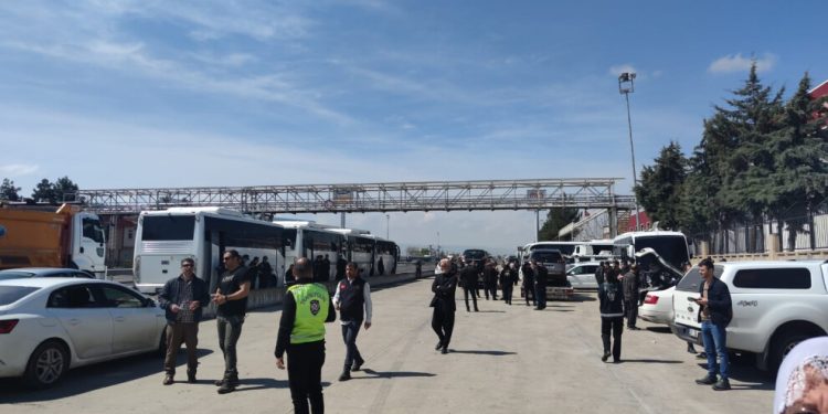 Amed’ten Amara’ya gitmek isteyen halk engellendi