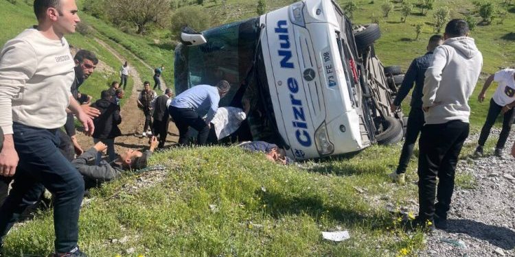 Şirnex’te asker taşıyan otobüs devrildi