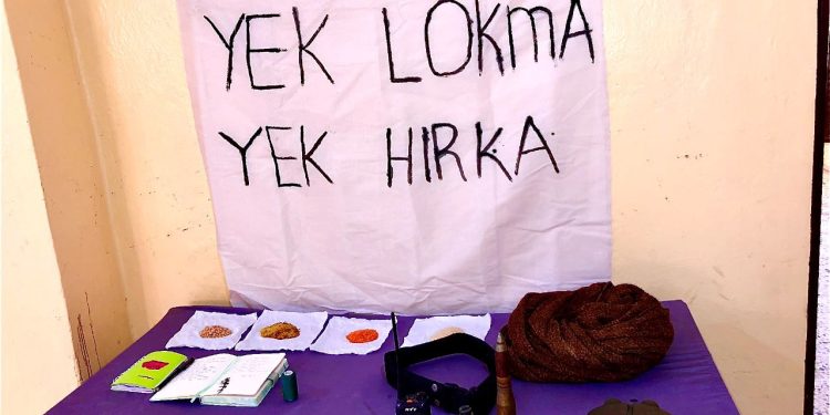 Genç kadınlar gerilla eşyalarının olduğu bir sergi açtı