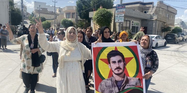 Şehit Zerdeşt Başurî için kitlesel anma töreni