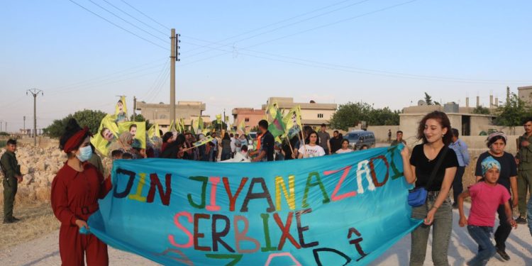Genç kadınlar Kobanê’de Önder Apo için yürüdü