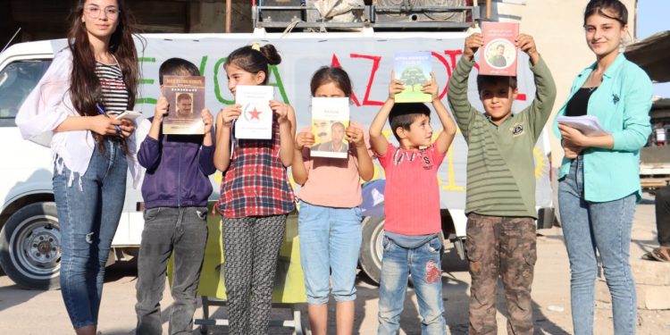 Gençlerden Şehba’da gezici kütüphane etkinliği