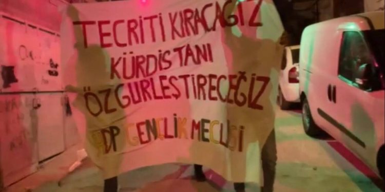 HDP Gençlik Meclisi üyeleri Önder Apo için yürüdü