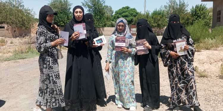 Genç Kadınlar Dera Zor sokaklarında kitap dağıttı
