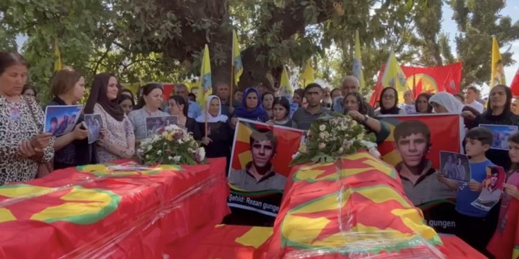 Qendîl halkından iki gerilla için kitlesel cenaze töreni