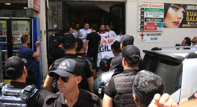 Cumartesi Anneleri’nin engellenmesi protesto edildi