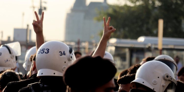 Faşist şeflik rejimi şimdi de, bu tecrit saldırısını yine özellikle genç devrimci tutsakları hedefleyen biçimde, kirli yöntemlerle, komplolarla tamamlamaya çalışıyor.