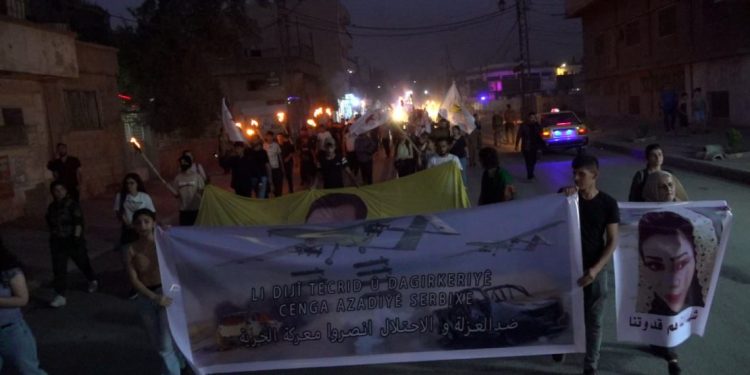 Qamişlolu gençler işgalci Türk devletinin saldırılarına karşı meşale yürüyüşü düzenledi