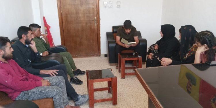 Eyn İsa’lı gençler, Önder APO’yu okuyor