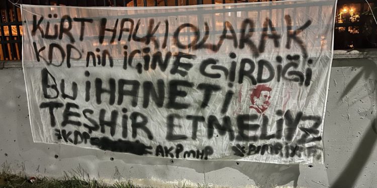 Jinên Tolhildêr İnsiyatifi, KDP ihanetine karşı pankart astı