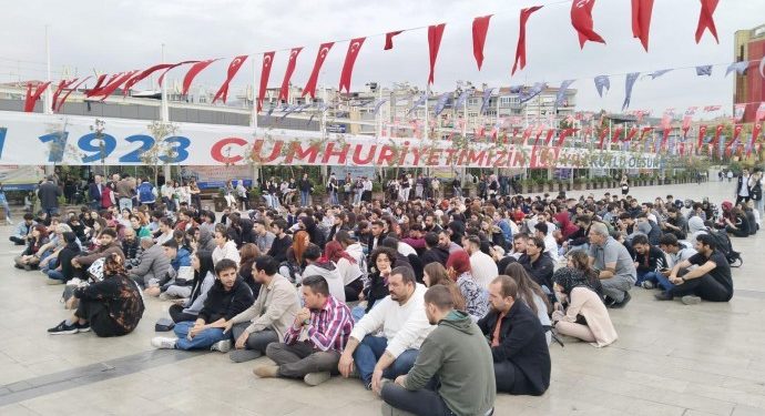 Üniversiteliler eylemde: Öğrenciler 2 hafta önce de asansörde kalmış