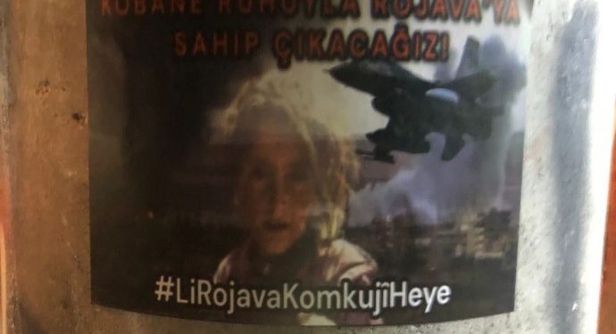 Gençlerden saldırılara karşı sticker çalışması