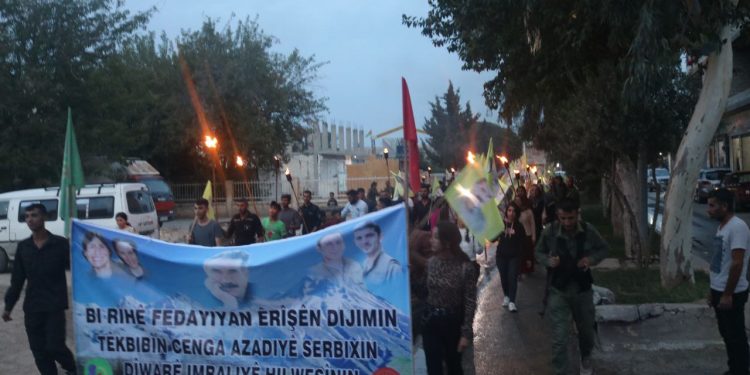 Kobanê’de komploya karşı meşaleli yürüyüş