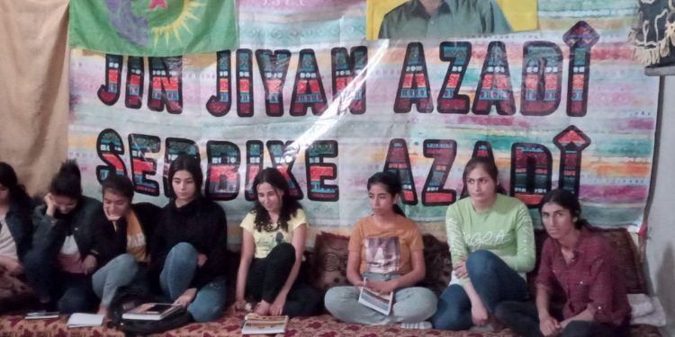 Şehba’da Genç Kadınlar Birliği Devrimci Halk Savaşı temelinde eğitim görüyor