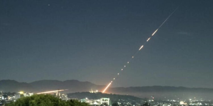 Myanmar’da askeri uçak düştü, silahlı bir grup üstlendi