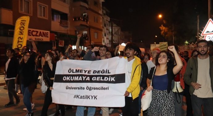 İzmir’de öğrenciler hakları için yürüdü