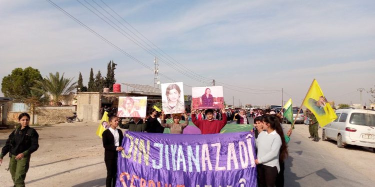 Kobanê Yekitiya Jinên Ciwan’dan Minbic’teki patlamaya karşı yürüyüş