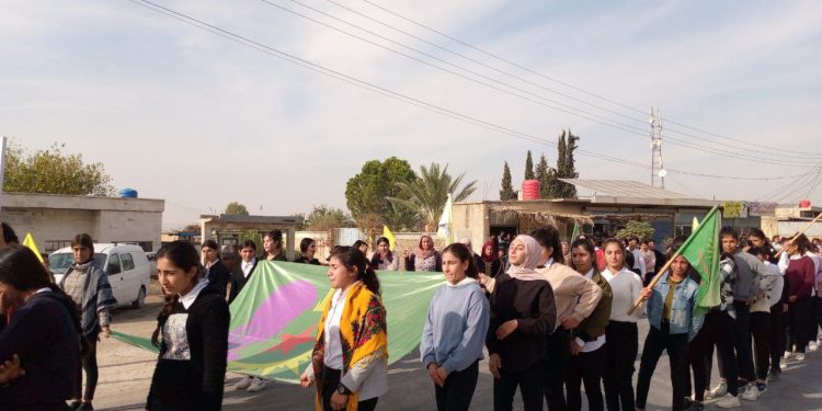 Kobanê Yekitiya Jinên Ciwan’dan Minbic’teki patlamaya karşı yürüyüş