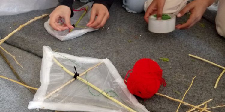 Şehba’lı çocuklar bir araya gelerek uçurtma yapma etkinliği gerçekleştirdi