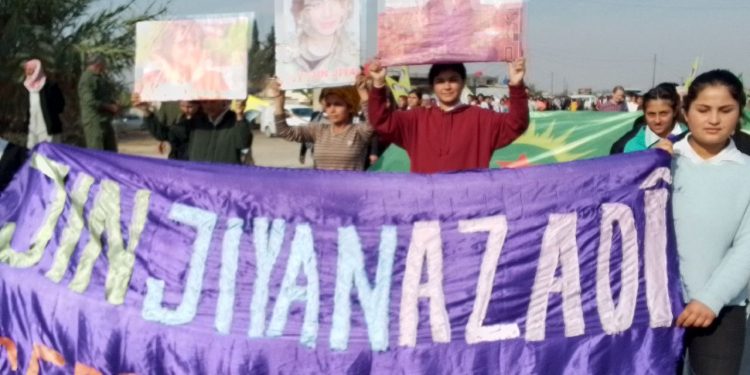 Kobanê Yekitiya Jinên Ciwan’dan Minbic’teki patlamaya karşı yürüyüş