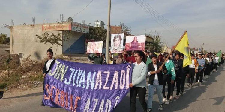 Kobanê Yekitiya Jinên Ciwan’dan Minbic’teki patlamaya karşı yürüyüş