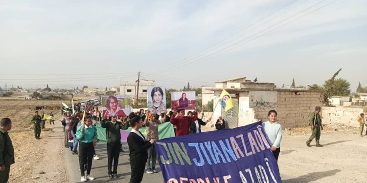 Kobanê Yekitiya Jinên Ciwan’dan Minbic’teki patlamaya karşı yürüyüş