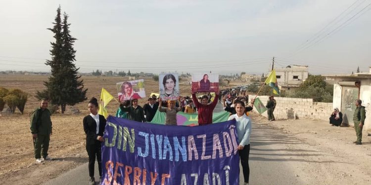 Kobanê Yekitiya Jinên Ciwan’dan Minbic’teki patlamaya karşı yürüyüş
