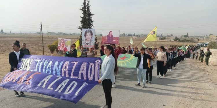 Kobanê Yekitiya Jinên Ciwan’dan Minbic’teki patlamaya karşı yürüyüş