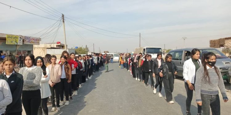 Kobanê Yekitiya Jinên Ciwan’dan Minbic’teki patlamaya karşı yürüyüş