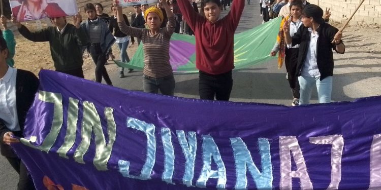 Kobanê Yekitiya Jinên Ciwan’dan Minbic’teki patlamaya karşı yürüyüş