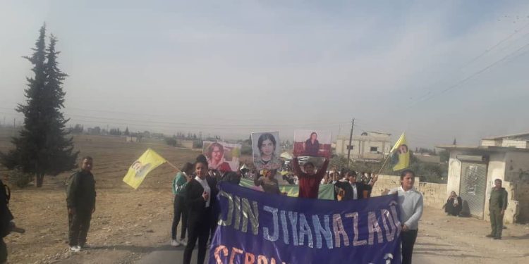 Kobanê Yekitiya Jinên Ciwan’dan Minbic’teki patlamaya karşı yürüyüş