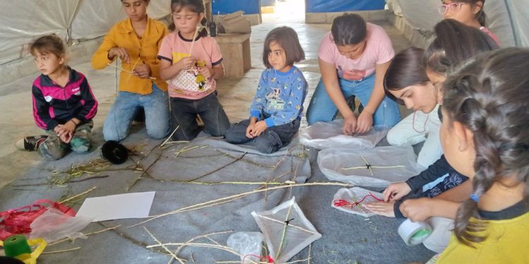Şehba’lı çocuklar bir araya gelerek uçurtma yapma etkinliği gerçekleştirdi