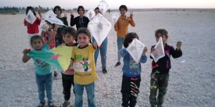 Şehba’lı çocuklar bir araya gelerek uçurtma yapma etkinliği gerçekleştirdi