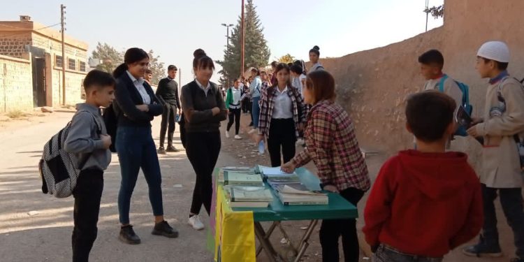 Kobanê genç kadınları, Özgürlük Hamlesi çerçevesinde kitap standı açtı