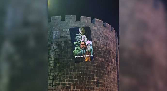 Yurtsever gençler tarafından Amed’in burçlarına Kürt büyüklerinin pankartı asıldı
