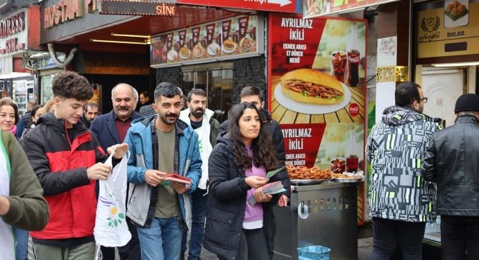 DEM Parti Gençlik Meclisi kongre çağrısı için bildiri dağıttı