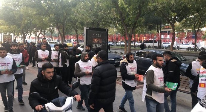 Bildiri dağıtan gençlere dönük işkence emniyette devam etti