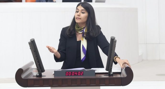 Beritan Güneş: Bab’ta Efrin’de açtığınız gençlik merkezlerinde ne yapıyorsunuz?