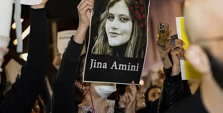 Jina Emînî’nin ailesine yurtdışına çıkış yasağı