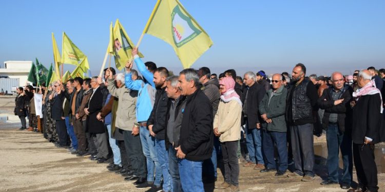 Cizir halkı saldırılara karşı canlı kalkan eyleminde