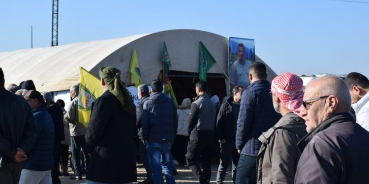 Cizir halkı saldırılara karşı canlı kalkan eyleminde