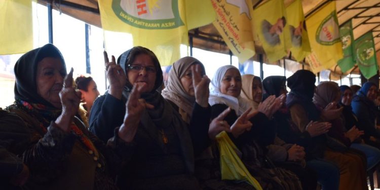 Cizir halkı saldırılara karşı canlı kalkan eyleminde