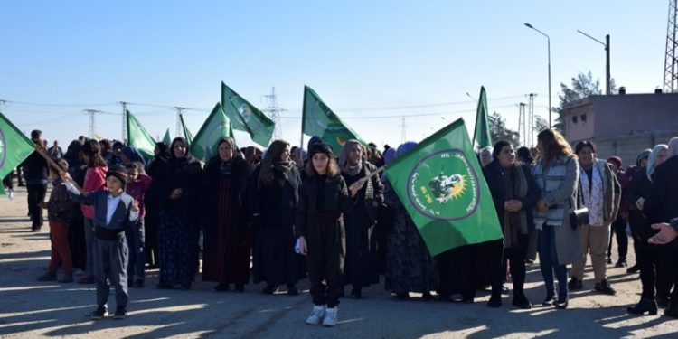 Cizir halkı saldırılara karşı canlı kalkan eyleminde