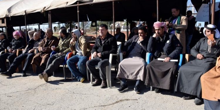 Cizir halkı saldırılara karşı canlı kalkan eyleminde