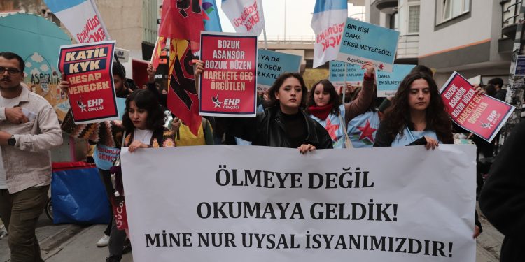İzmir’de gençlik örgütleri Mine Nur Uysal için eylemdeydi