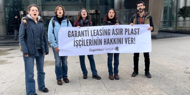 Özgürlükçü Gençlik Asır Plast işçileri için Garanti BBVA önünde