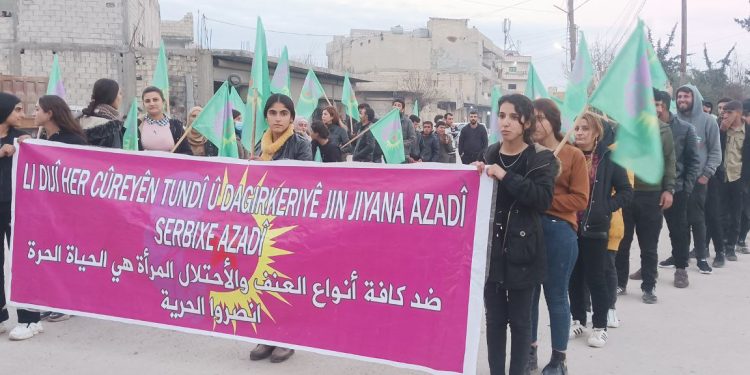 Kobanê’de Genç Kadınlar öncülüğünde gerilla eylemleri kutlandı