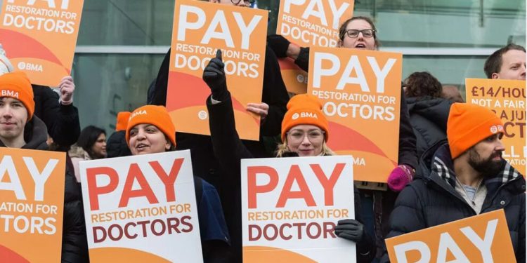 Birleşik Krallık’ta genç doktorlardan uzun grev